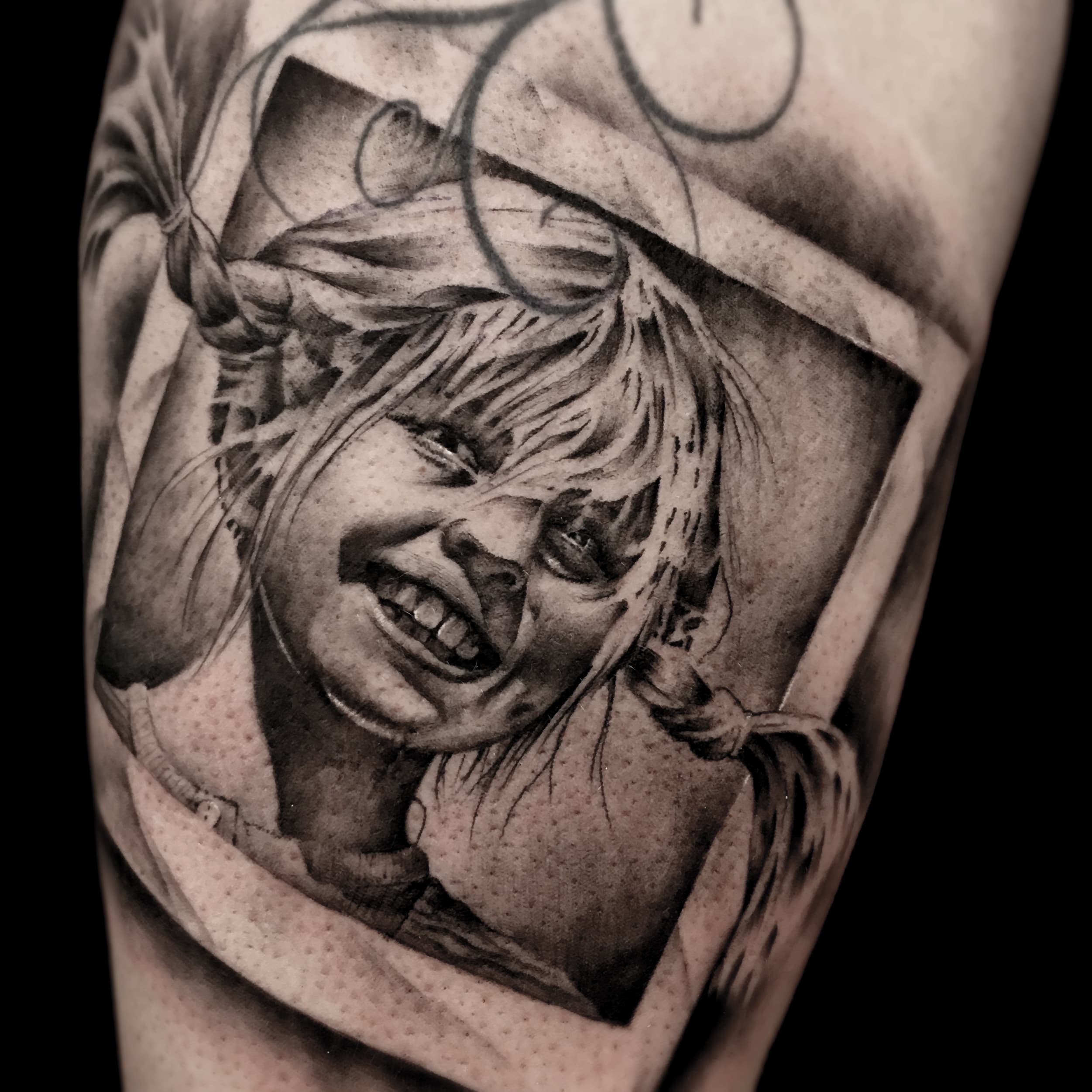 Realistisch portret van lachend meisje in polaroid frame.