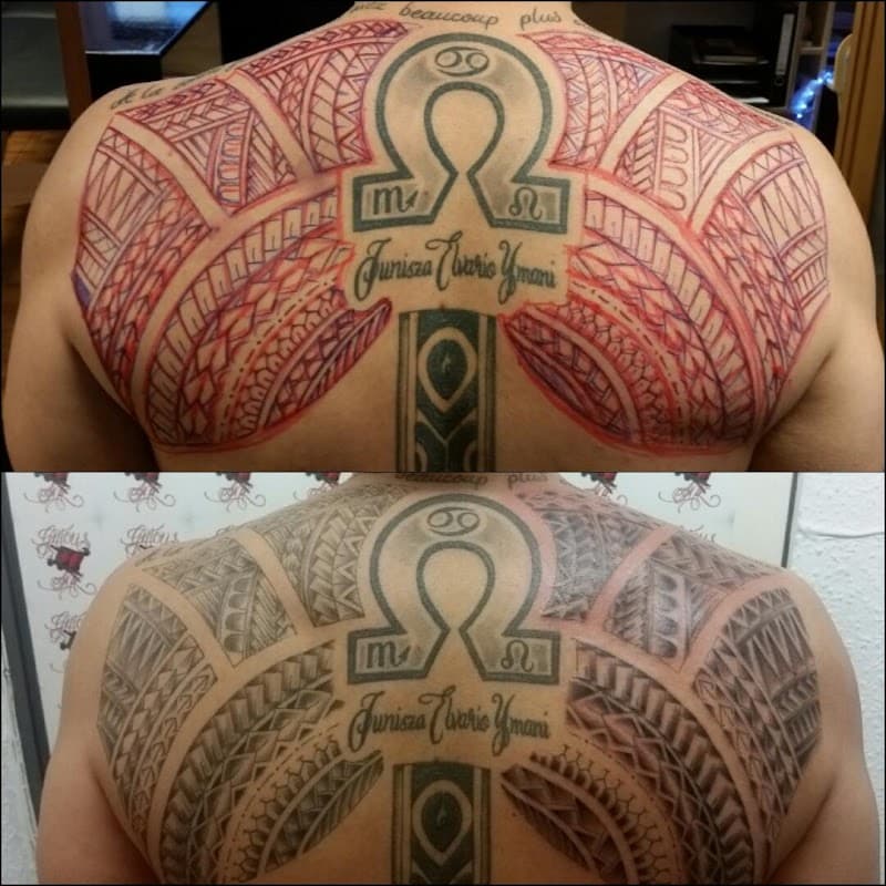 Grote Polynesische rugtattoo met Weegschaal symbool en tekst.