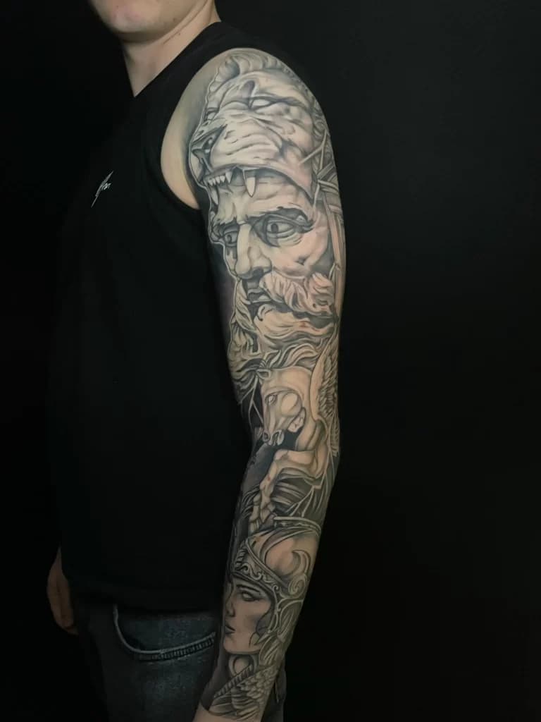 Realistische sleeve tattoo met Hercules, Pegasus en Athena.
