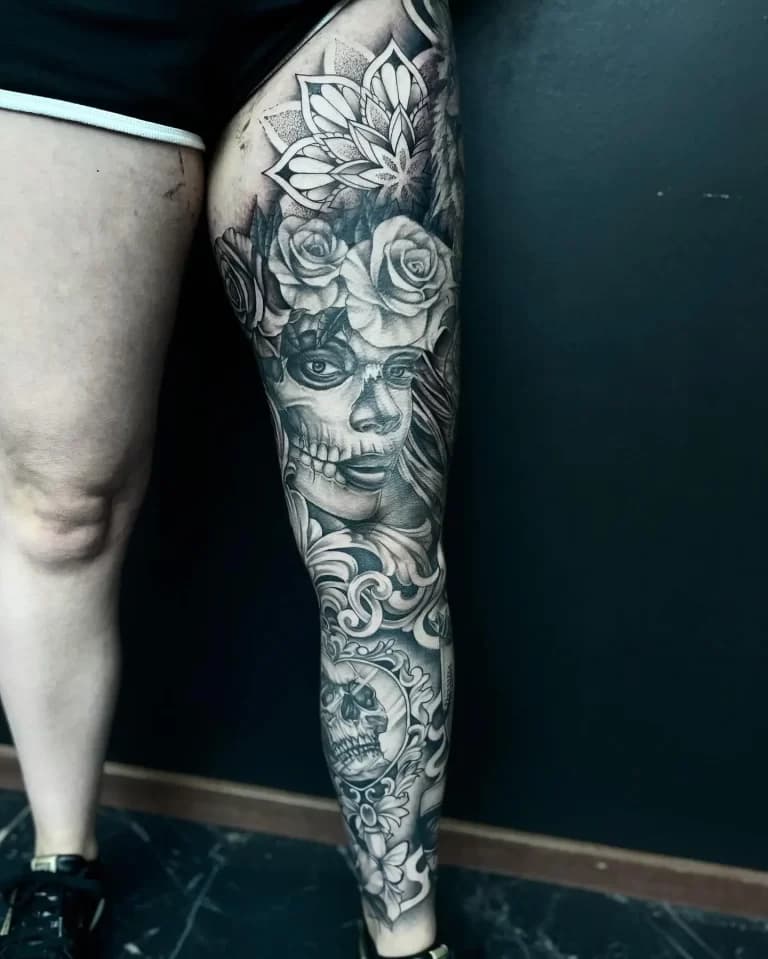 Zwart-wit been sleeve met Chicano vrouw, rozen en schedel.