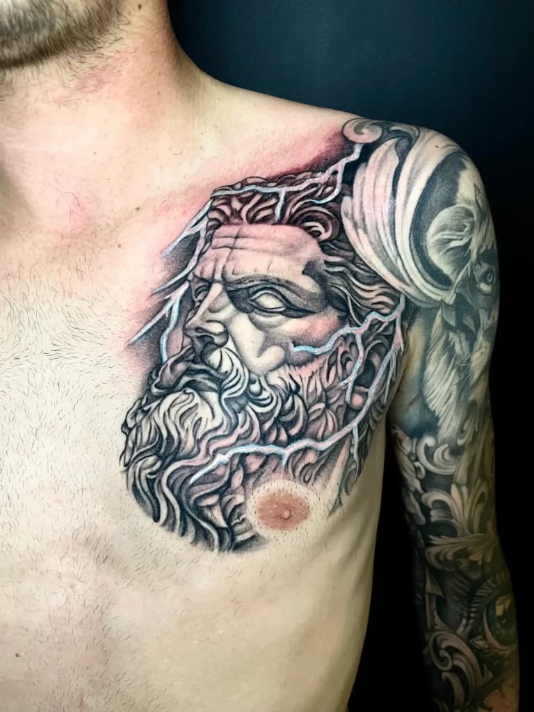 Realistische Zeus met bliksem op borst.