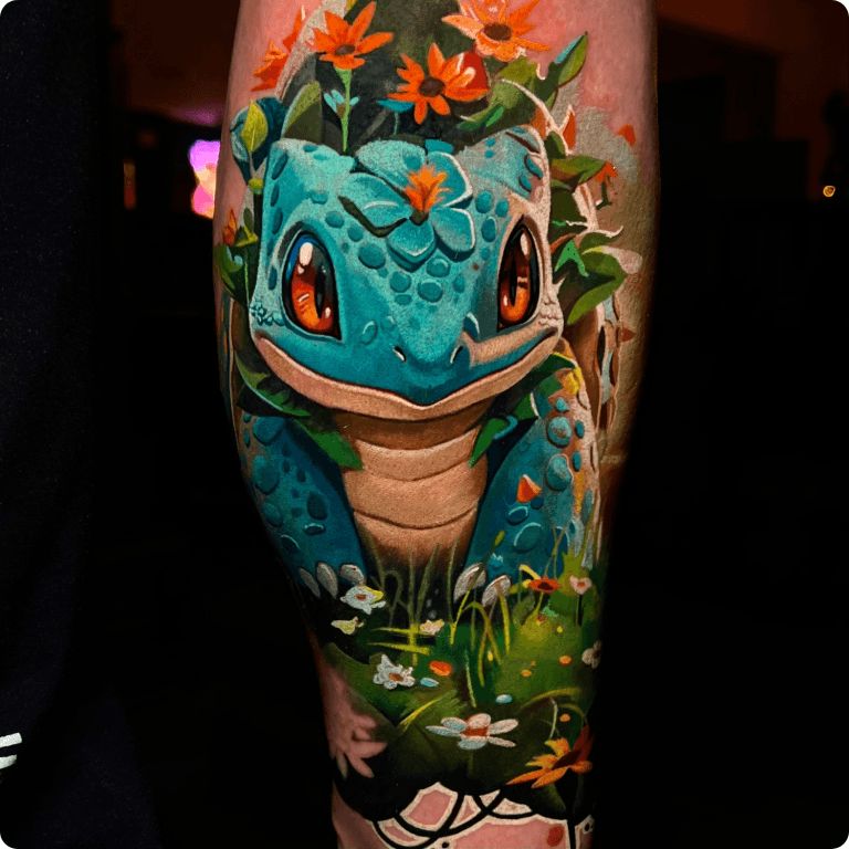 Realistische Bulbasaur Pokémon tattoo met bloemen en natuur.