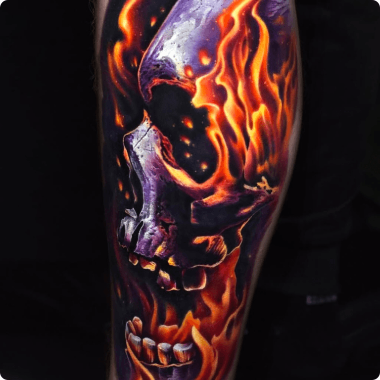 Realistische schedel omgeven door vlammen op het onderbeen.