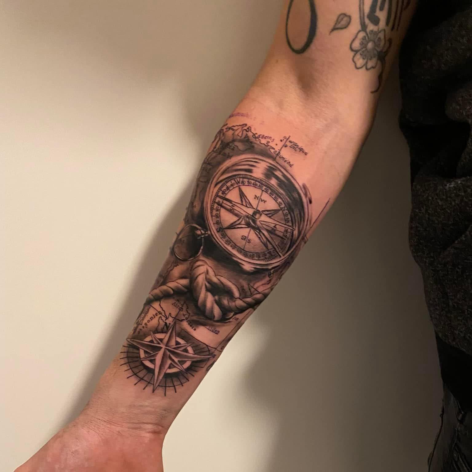 Realistisch kompas, landkaart en touw op onderarm.