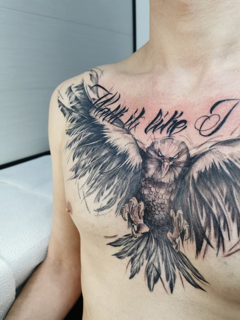 Grote zwart-wit adelaar met tekst op borst.