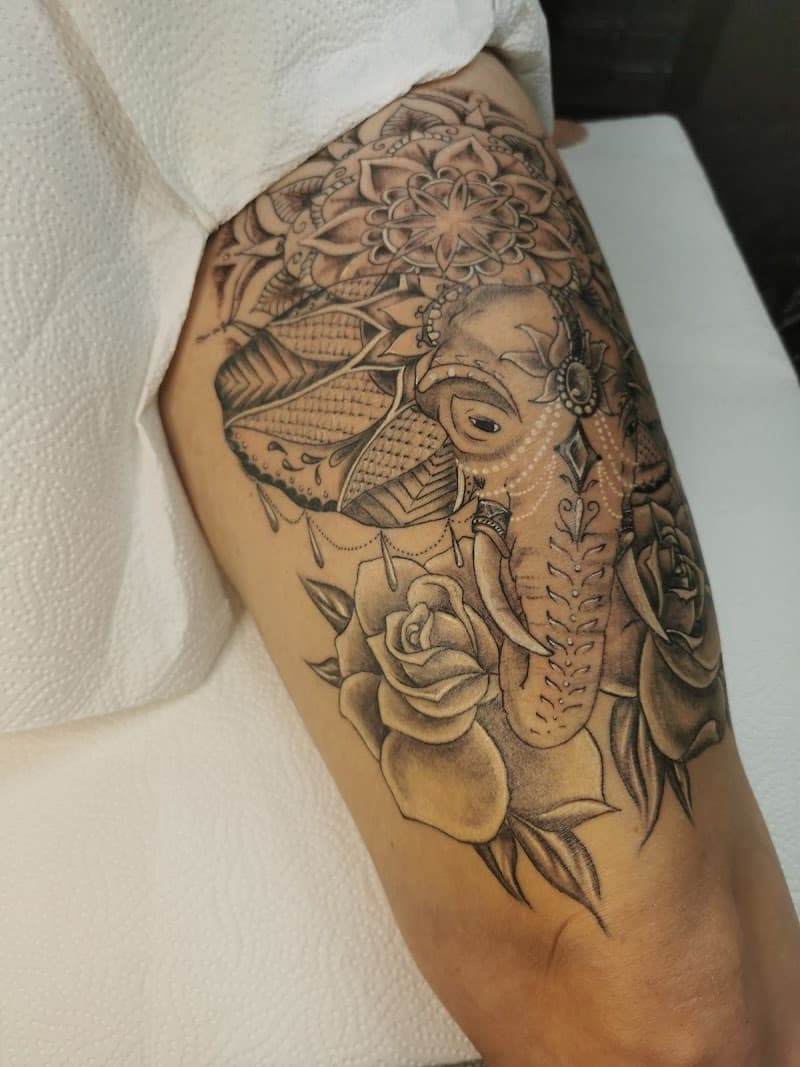 Grote olifant met mandala en rozen op bovenbeen.