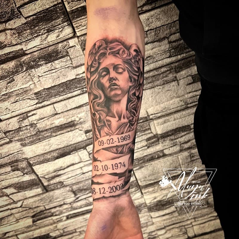 Realistische engel met drie datumbanners op onderarm.