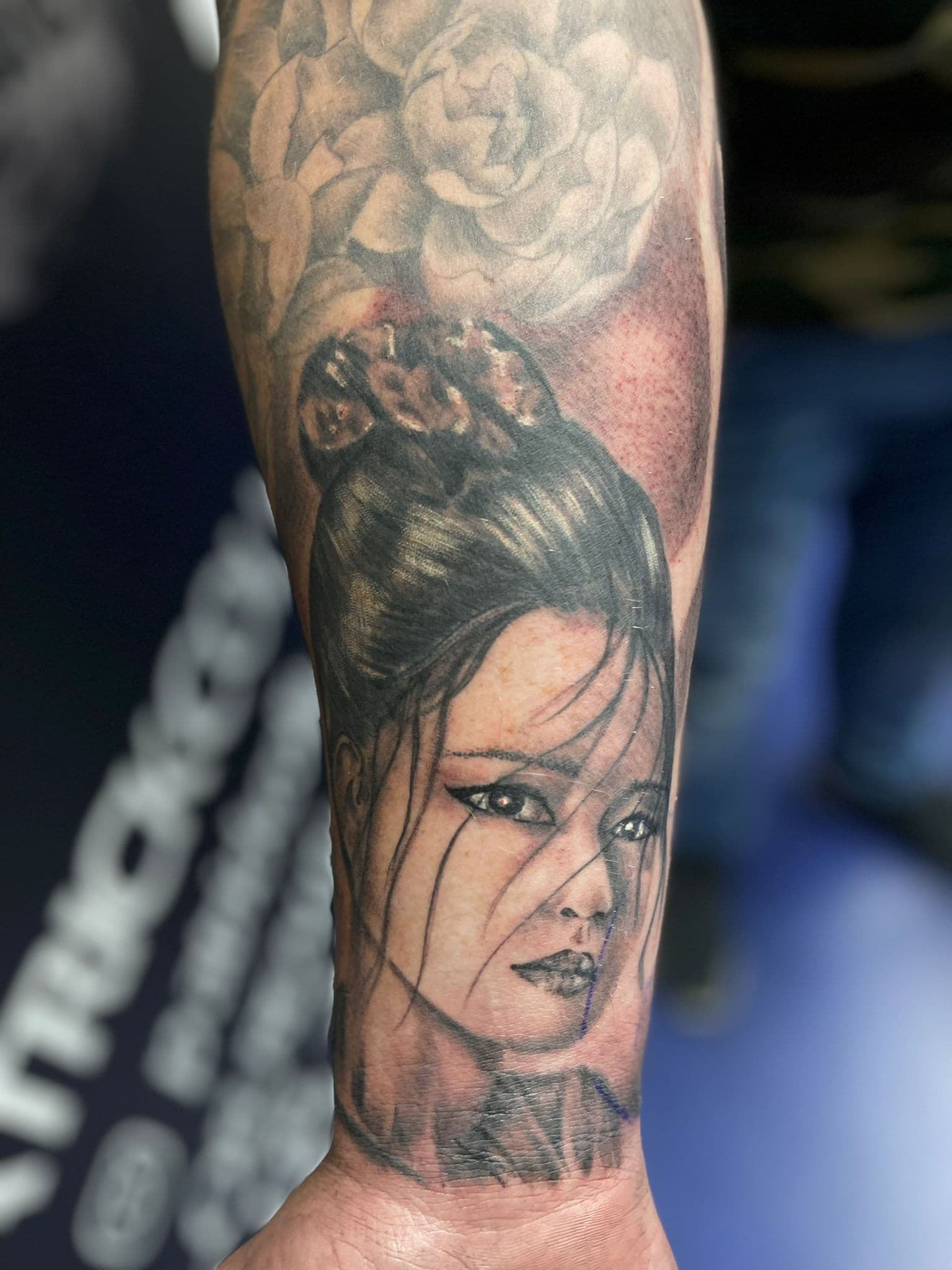 Realistisch portret van een Aziatische vrouw op de onderarm.