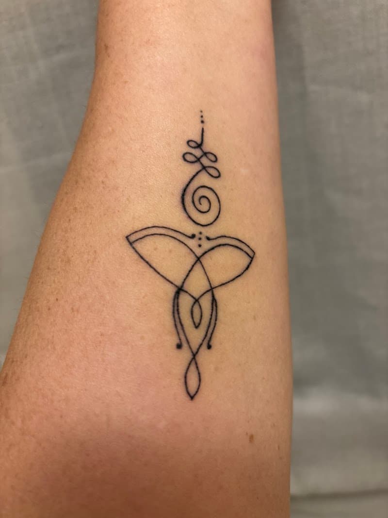 Fineline tattoo van een Unalome gecombineerd met een Keltisch knoop symbool.