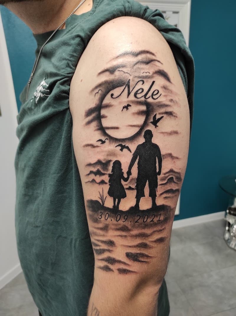 Silhouet vader en dochter op strand met naam 'Nele' en datum.