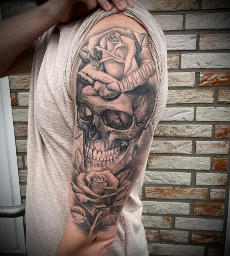 Realistische schedel met rozen en Romeinse cijfers op bovenarm.