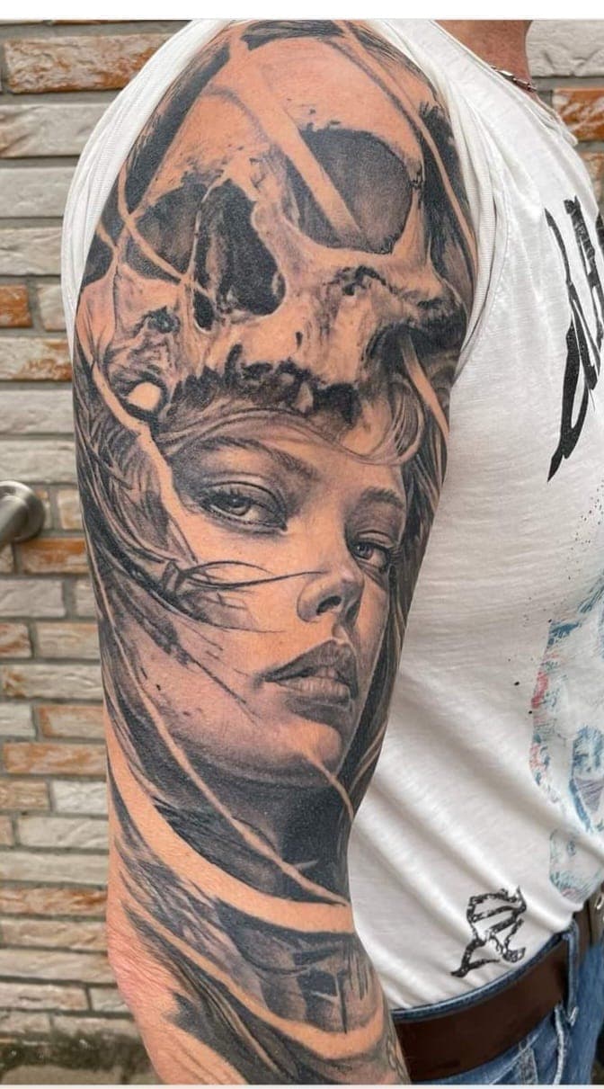 Realistisch portret van een vrouw met een schedel op haar hoofd.