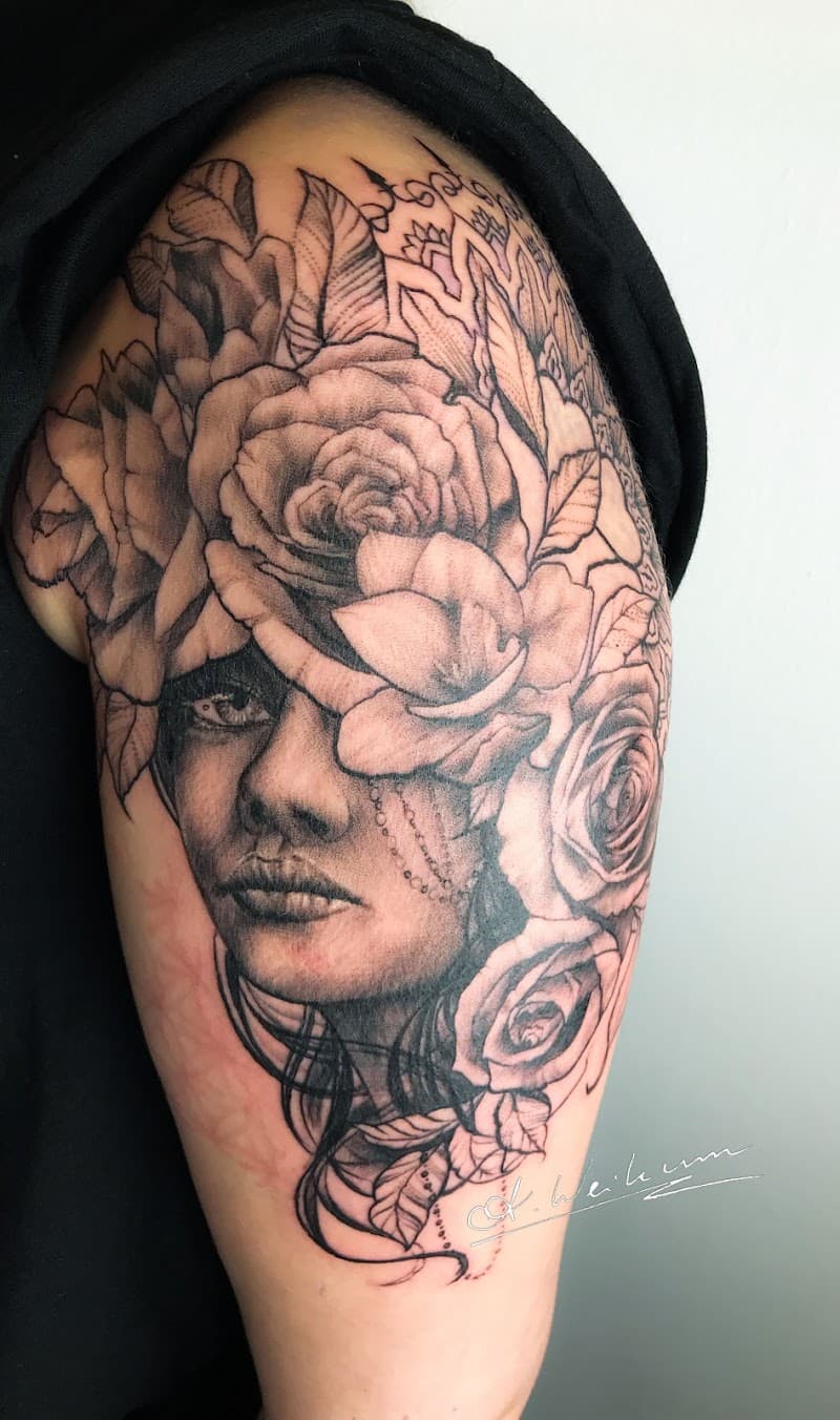 Zwart-wit portret van een vrouw met rozen die haar ogen bedekken op de bovenarm.