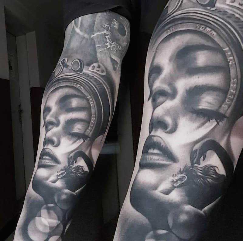 Realistisch portret in cameralens op been.