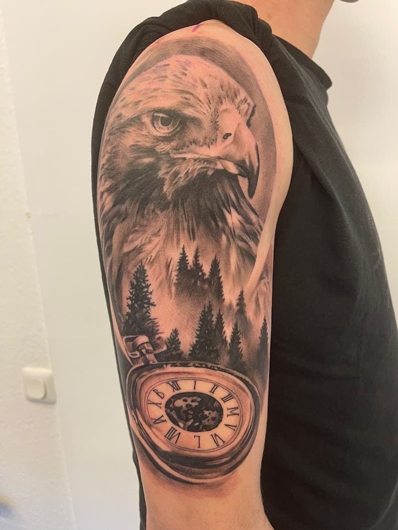 Realistische adelaar, bos en zakhorloge op bovenarm.