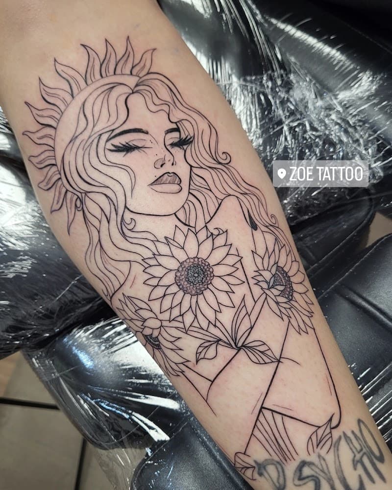 Fineline tattoo van een vrouw met zonnebloemen en een zonnekroon.