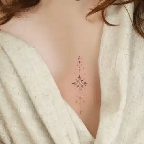 Fineline ornament tattoo op het borstbeen.
