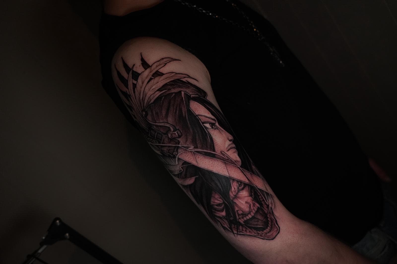 Blackwork tattoo van een samoerai met verenhelm en een oni masker eronder.