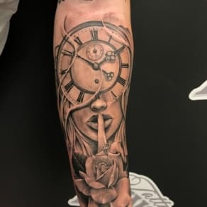 Black and grey tattoo van een klok over een vrouwengezicht dat 'ssst' zegt, met een roos.
