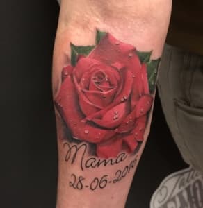 Realistische rode roos met waterdruppels en 'Mama 28-06-2016' tekst.