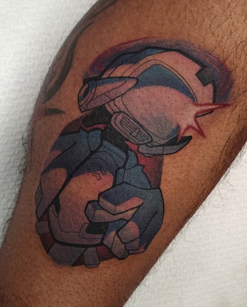 Illustratieve tattoo van een robotachtig karakter met een gloeiend vizier op het onderbeen.