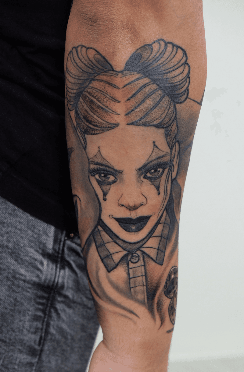 Blackwork portret van een vrouw met clownsmake-up en knotjes.