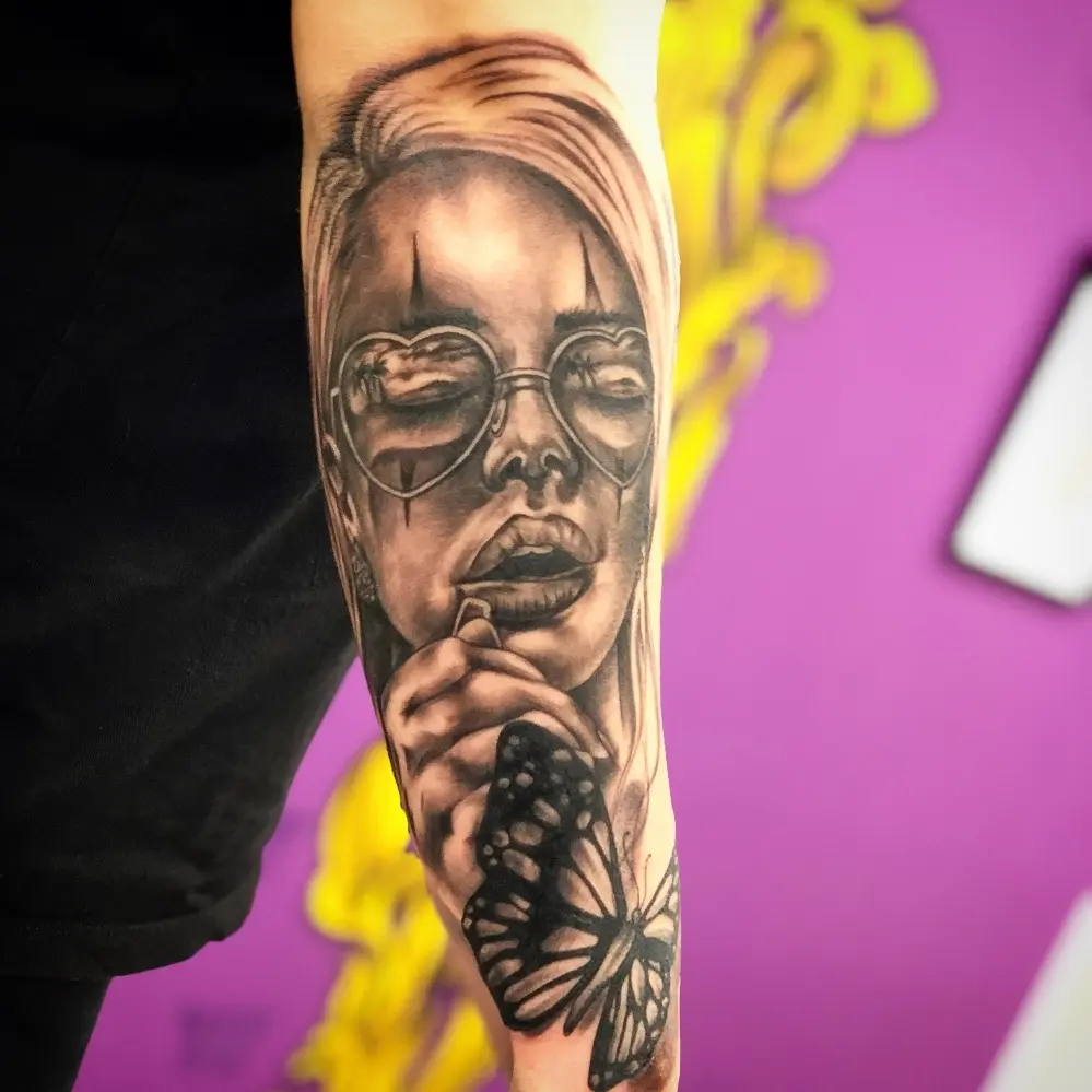 Realistisch portret van een vrouw met hartvormige bril en een vlinder.