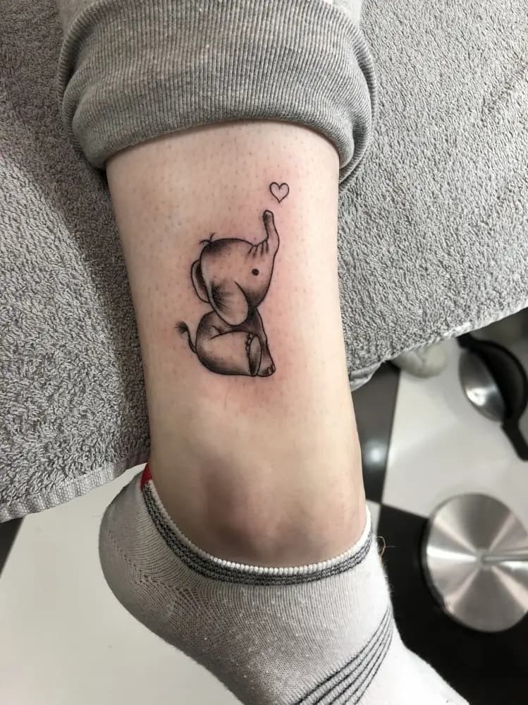 Schattige baby olifant met hartje op enkel.