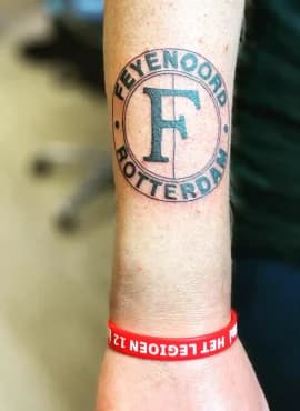 Feyenoord Rotterdam logo tattoo op onderarm.