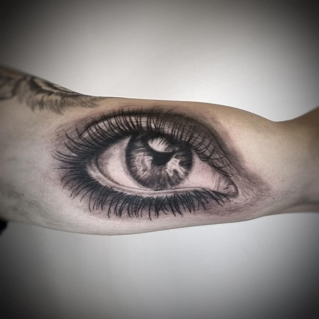 Realistisch oog op de binnenkant van de bovenarm.