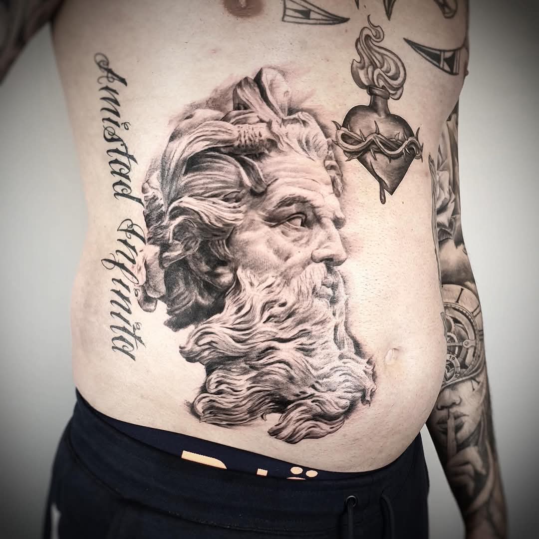 Realistisch zwart-wit portret van een Griekse god op de ribben.