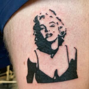 Blackwork stencil-stijl tattoo van Marilyn Monroe.