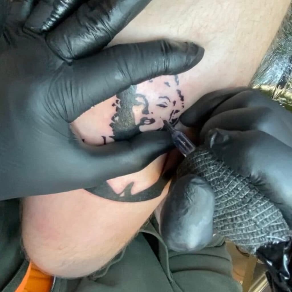 Blackwork portret van Marilyn Monroe in wording op bovenarm.