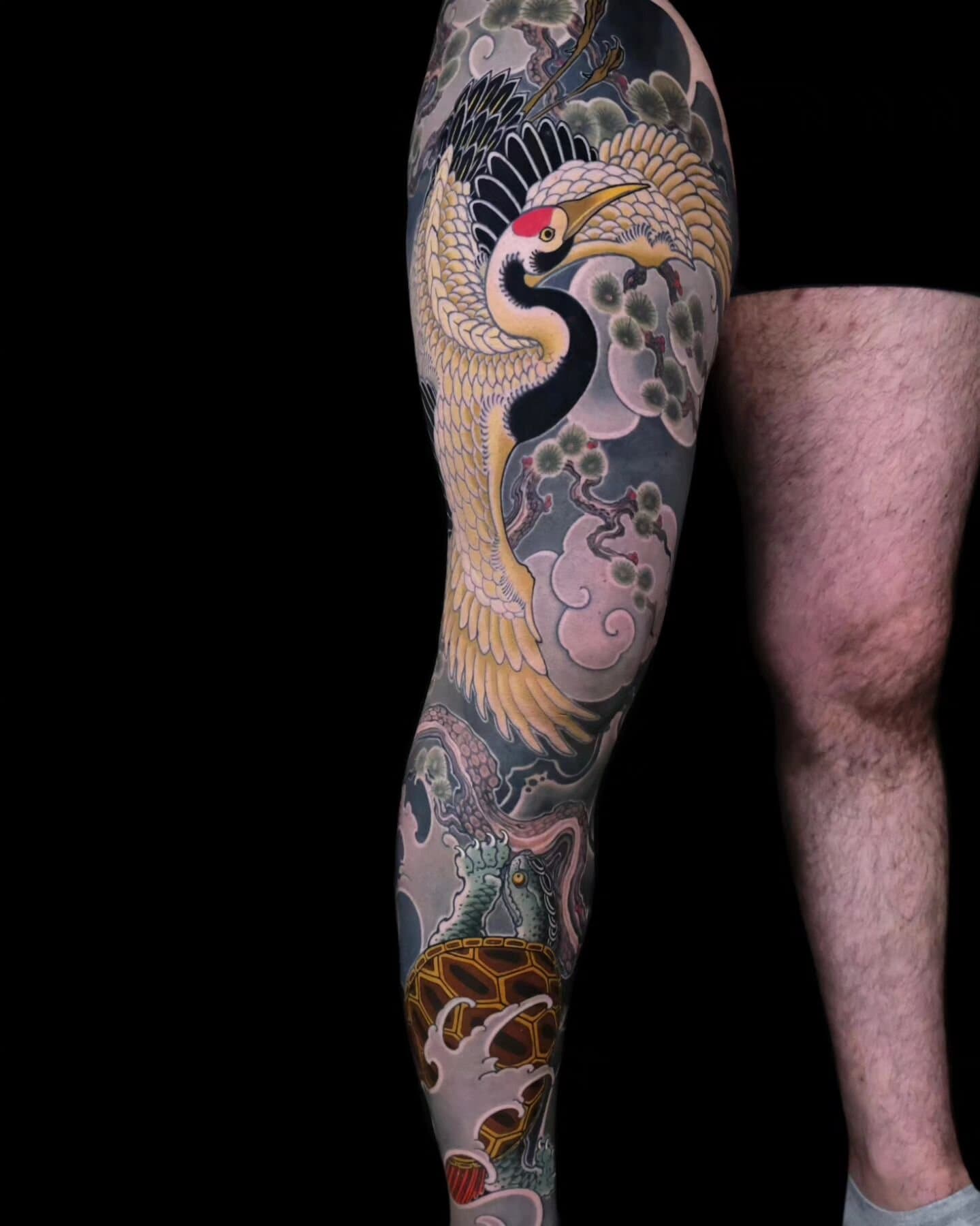 Japanse leg sleeve met kraanvogel en schildpad.