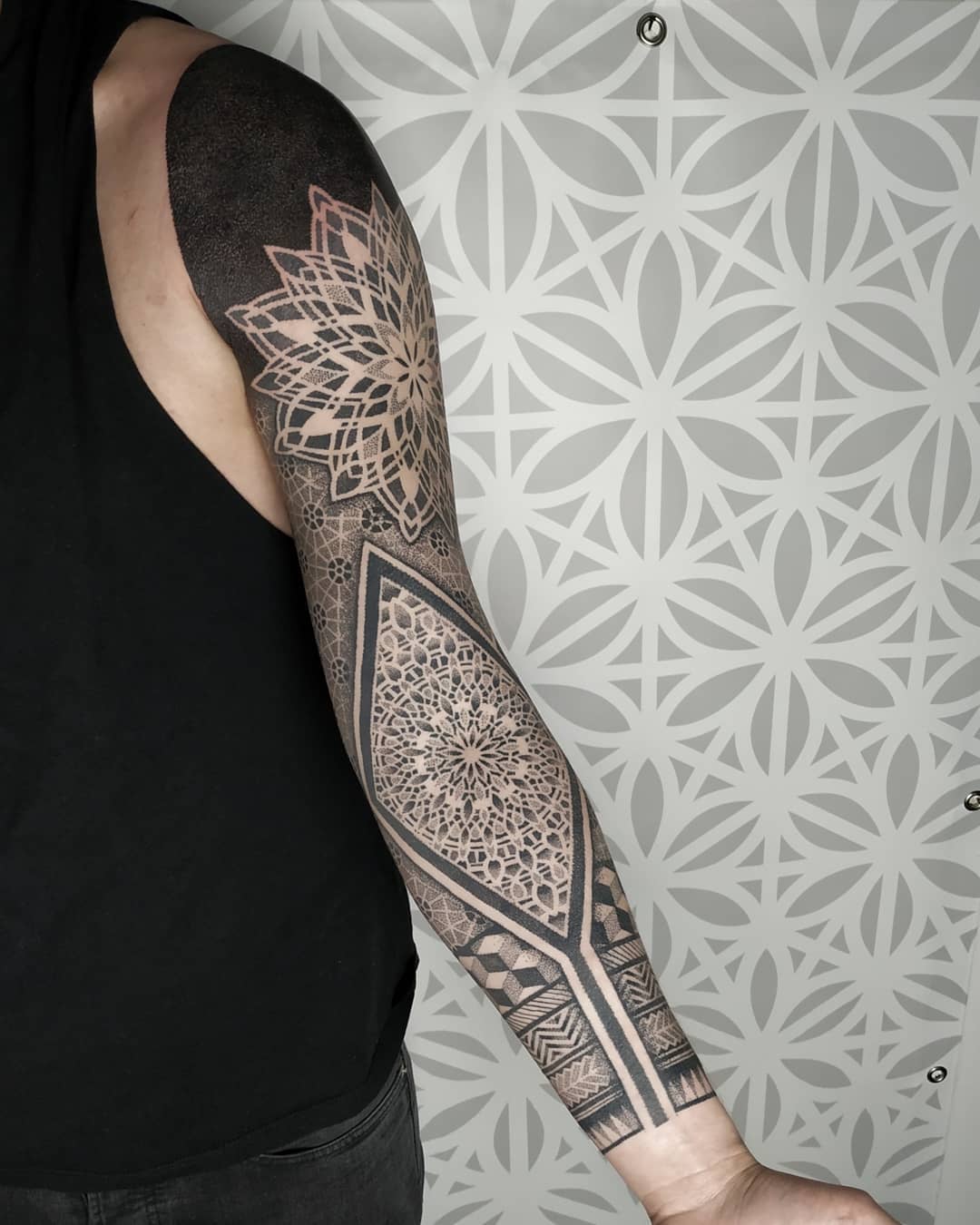 Grote geometrische sleeve met mandala's en dotwork.
