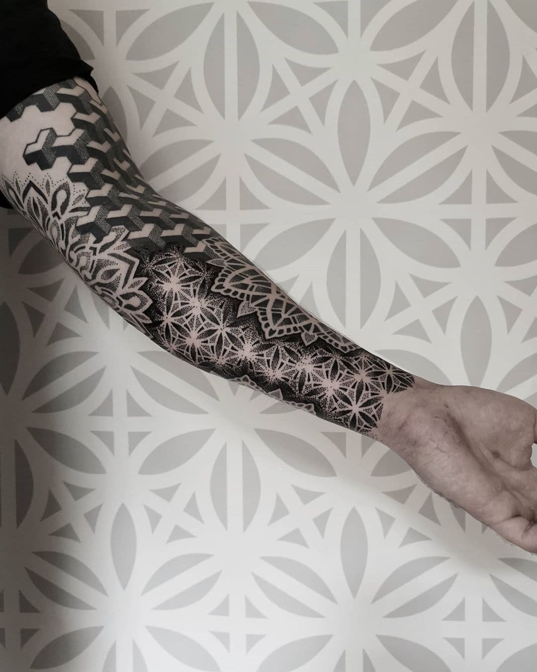 Geometrische dotwork sleeve met mandala en patronen.