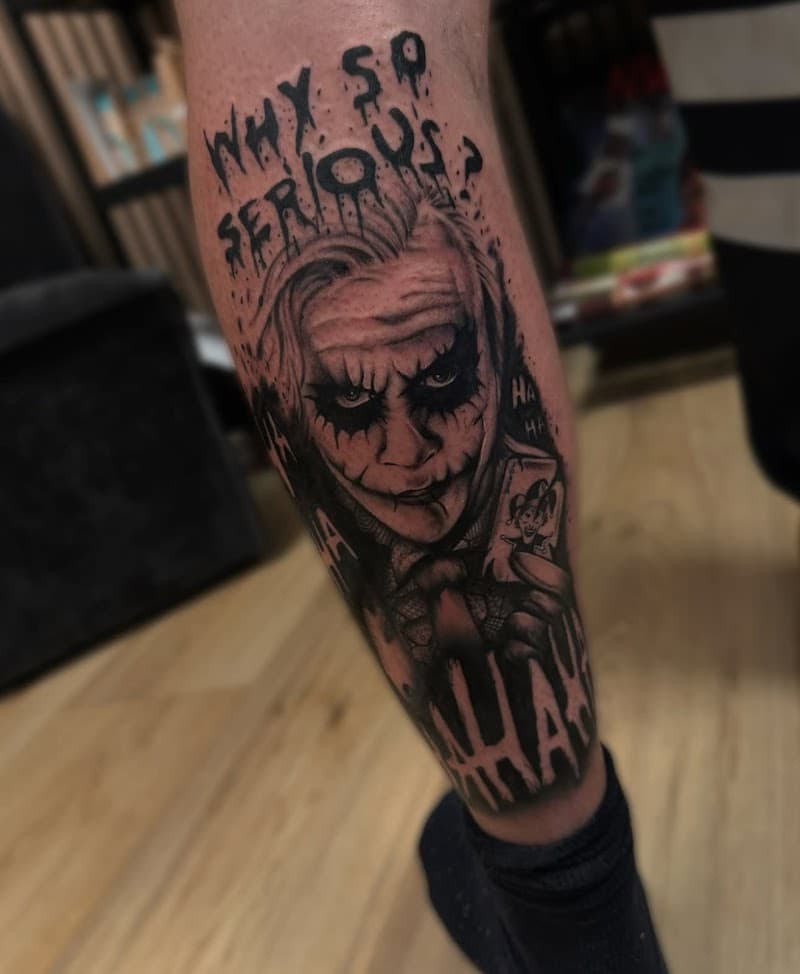 Realistisch Joker portret met "Why So Serious?" tekst op onderbeen.
