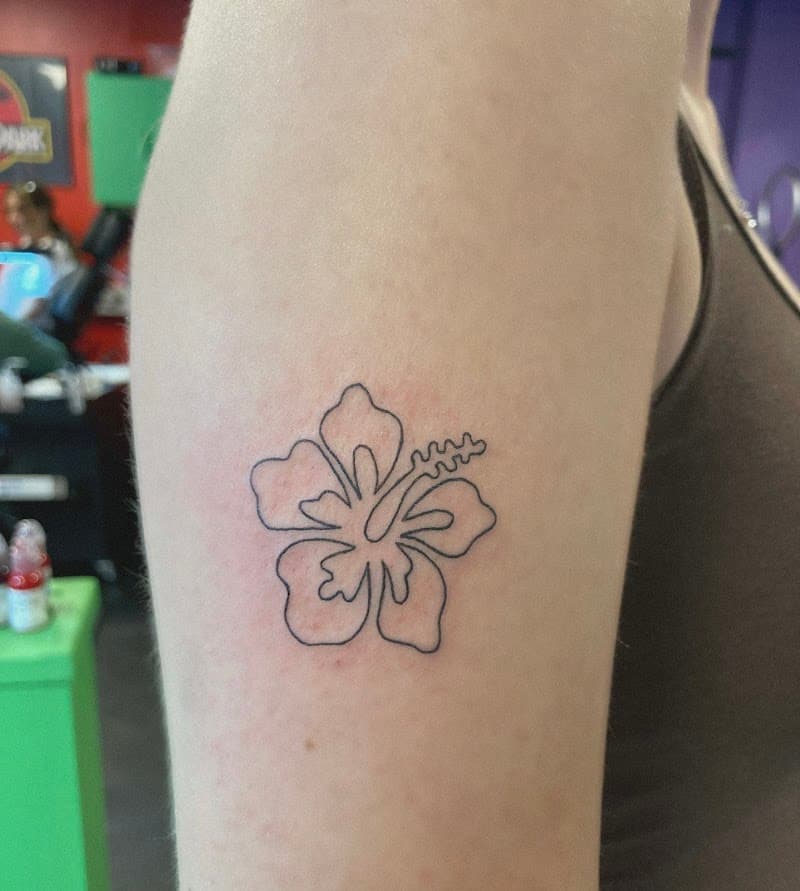 Minimalistische hibiscus bloem omlijning op bovenarm.