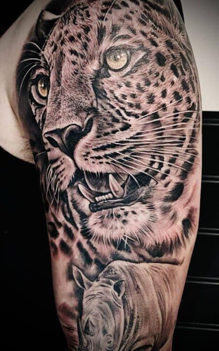 Realistische zwart-wit tattoo van een luipaard en een neushoorn.