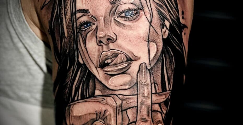 Gedetailleerd portret van een vrouw met blauwe ogen en een vinger voor haar mond.