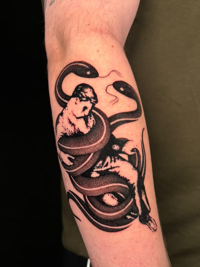 Blackwork tattoo van een persoon verstrengeld met twee slangen.