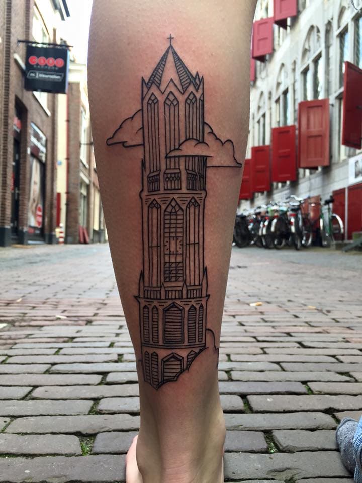 Fineline tattoo van de Domtoren in Utrecht op een onderbeen.