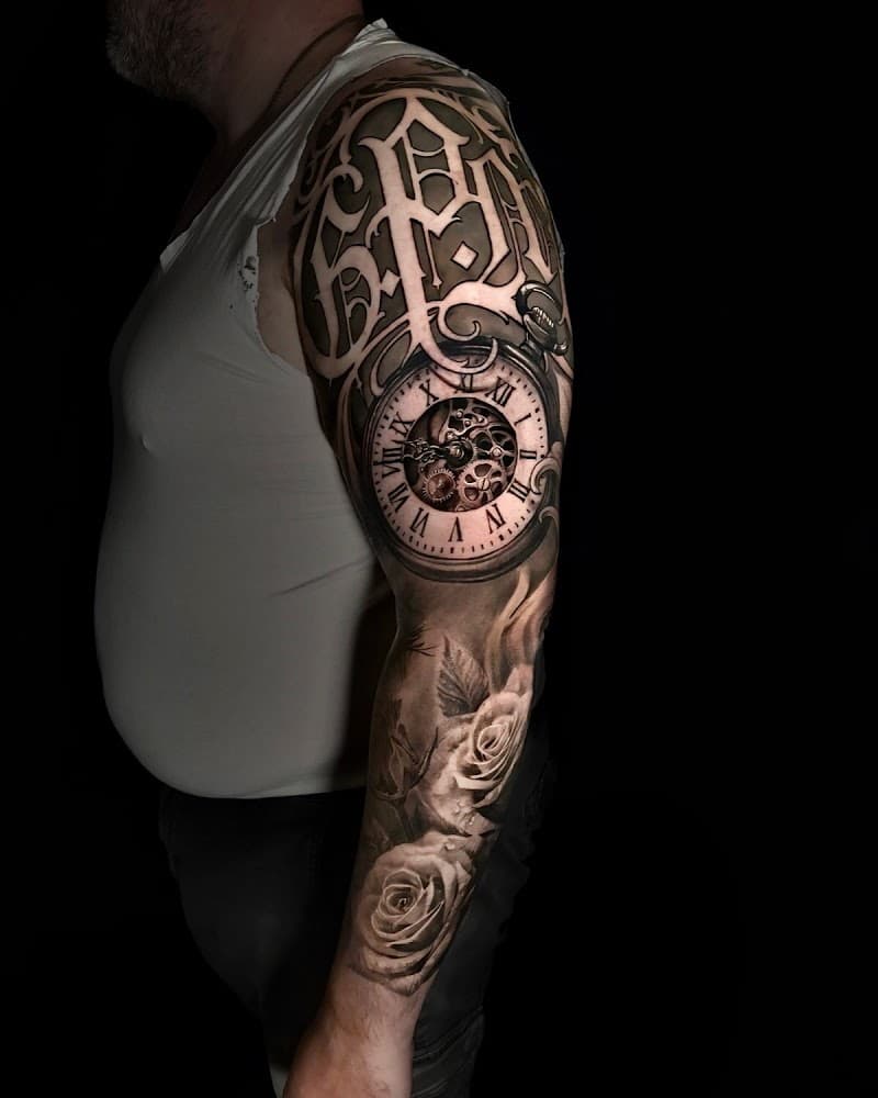 Realistische sleeve met zakhorloge, rozen en sierlijke letters.