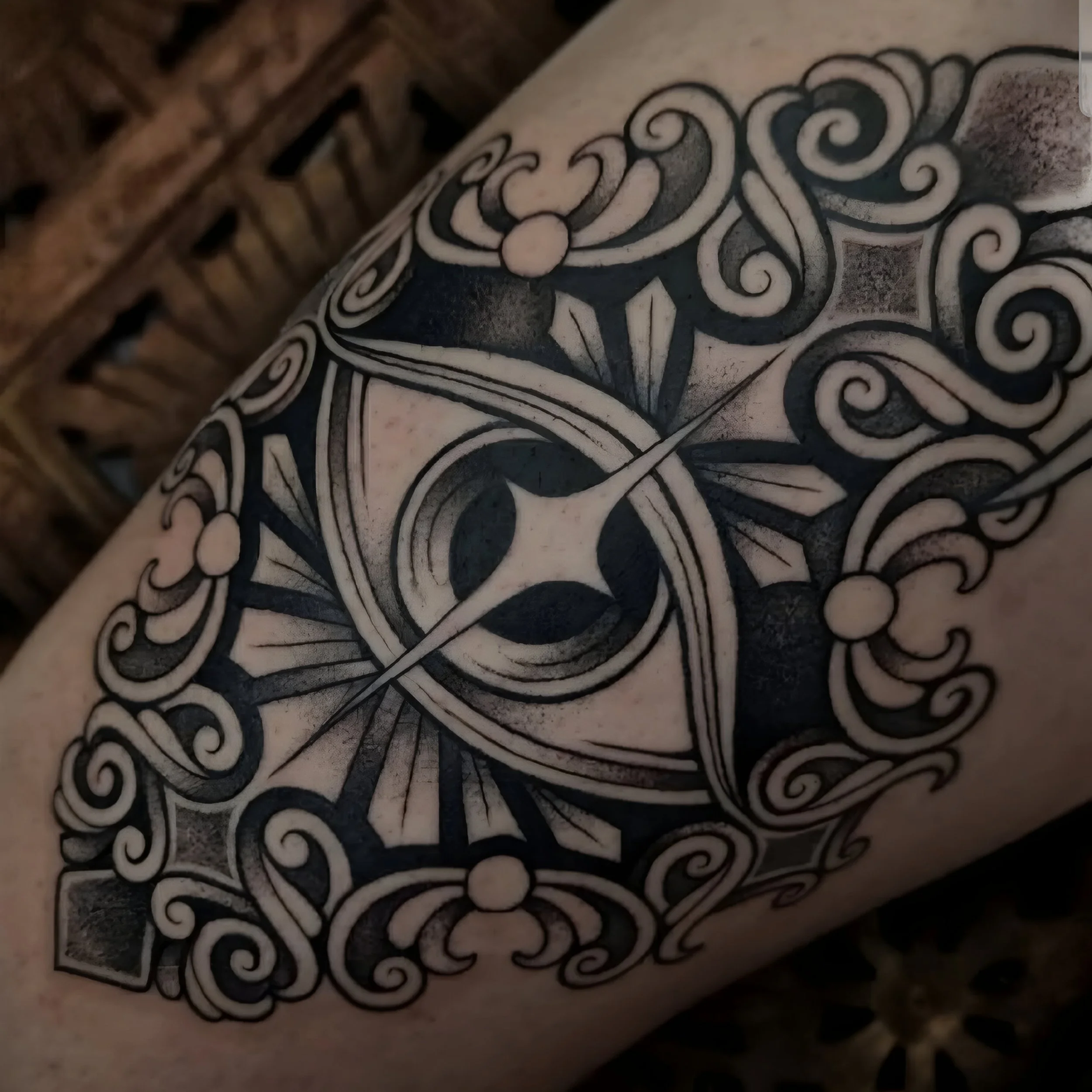 Blackwork tattoo van een gestileerd oog met ornamenten.