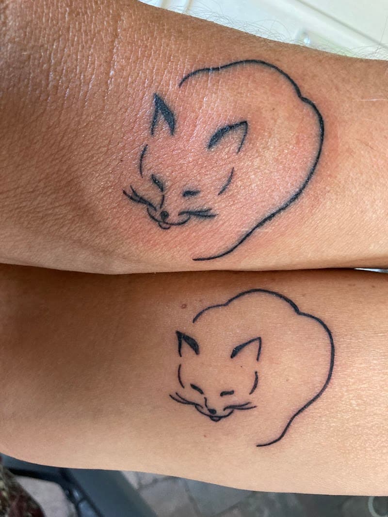 Minimalistische lijntekening van een slapende vos.