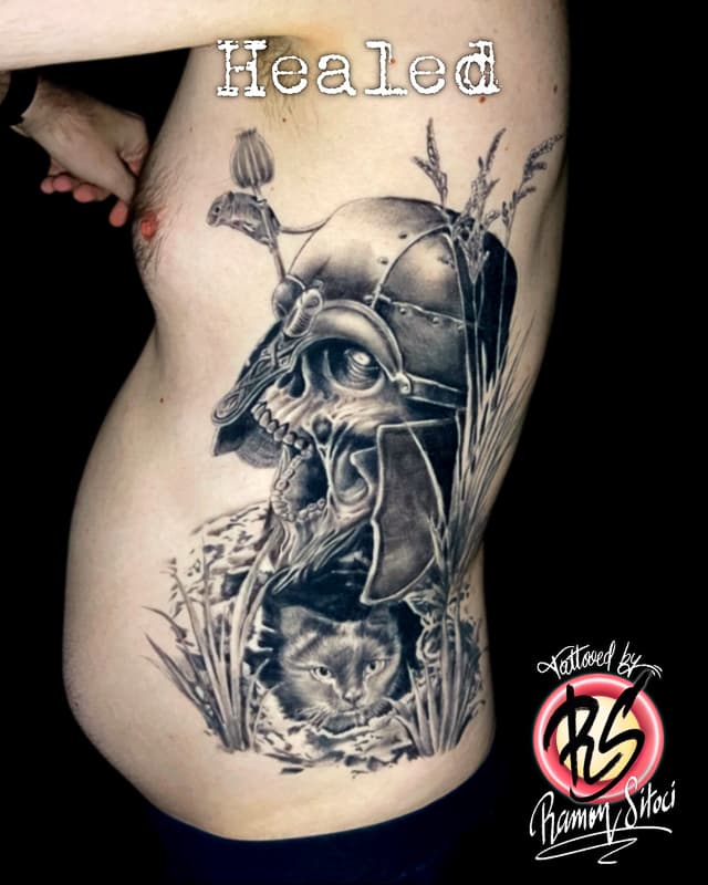 Realistische schedel met helm, kat en muis in gras op de ribben.