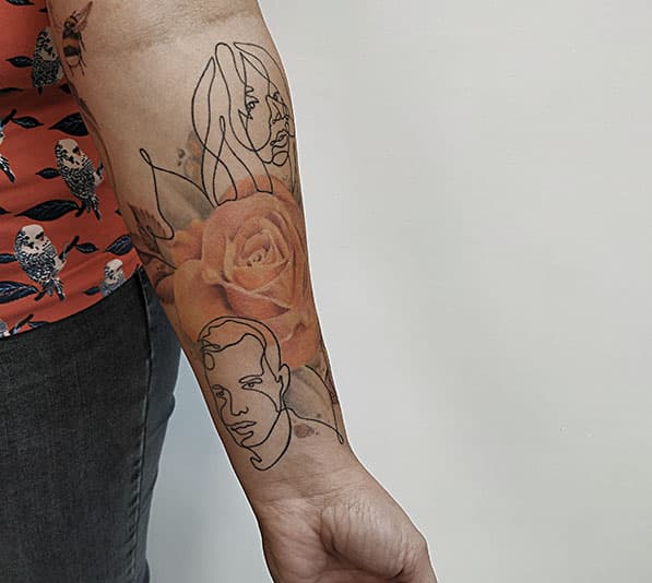 Fineline portretten van man en vrouw met realistische oranje roos op onderarm.