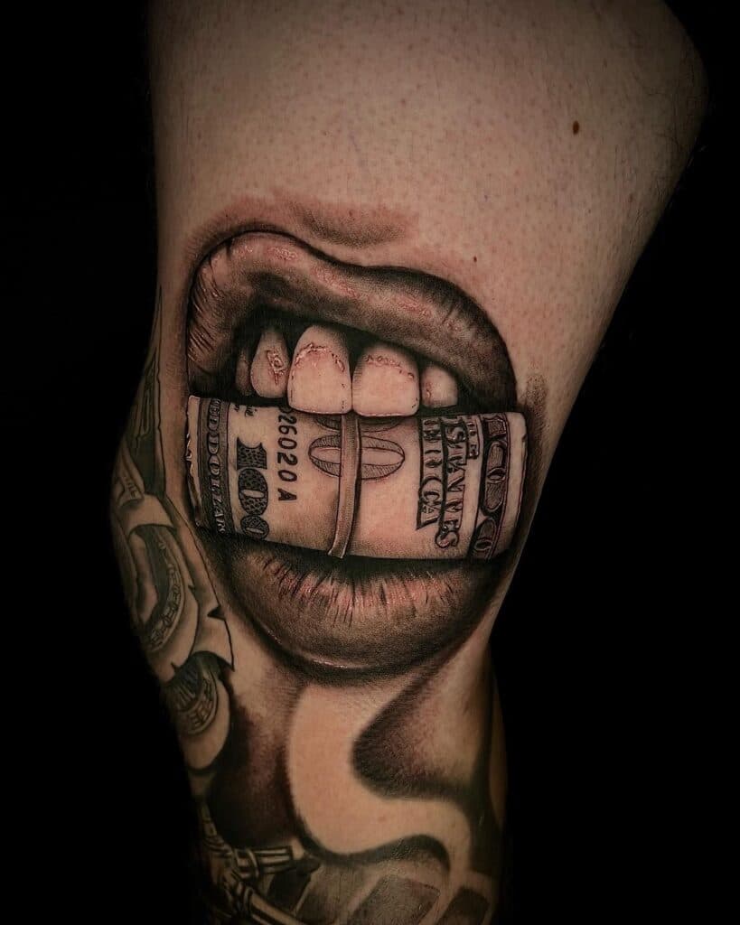 Realistische mond die een rol dollarbiljetten vasthoudt.