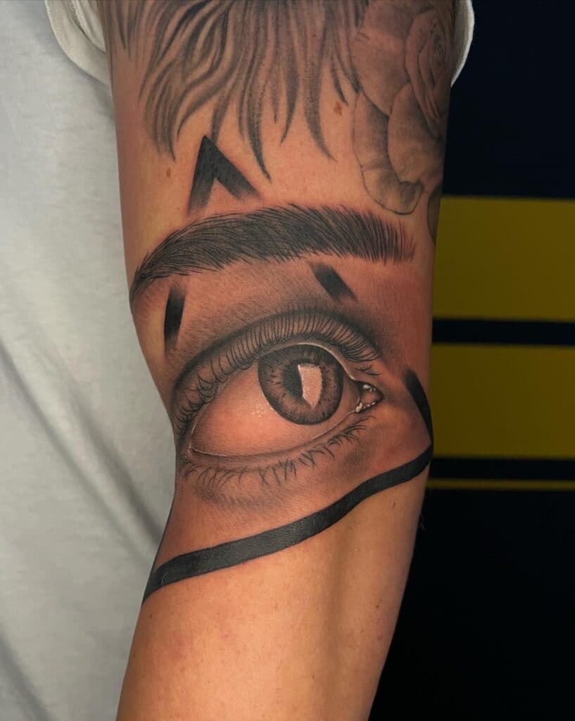 Realistisch oog met geometrische lijnen op de bovenarm.