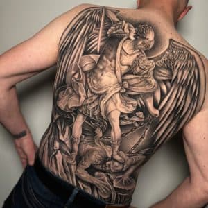 Realistische full-back tattoo van Aartsengel Michaël die de duivel verslaat.